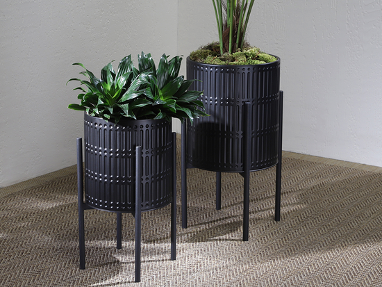 Set 2 Maceteros Acanaladas Base Metalica Negro