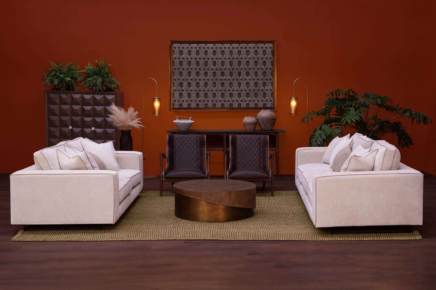 Sofá Piero de tela blanca conviviendo con sillones individuales