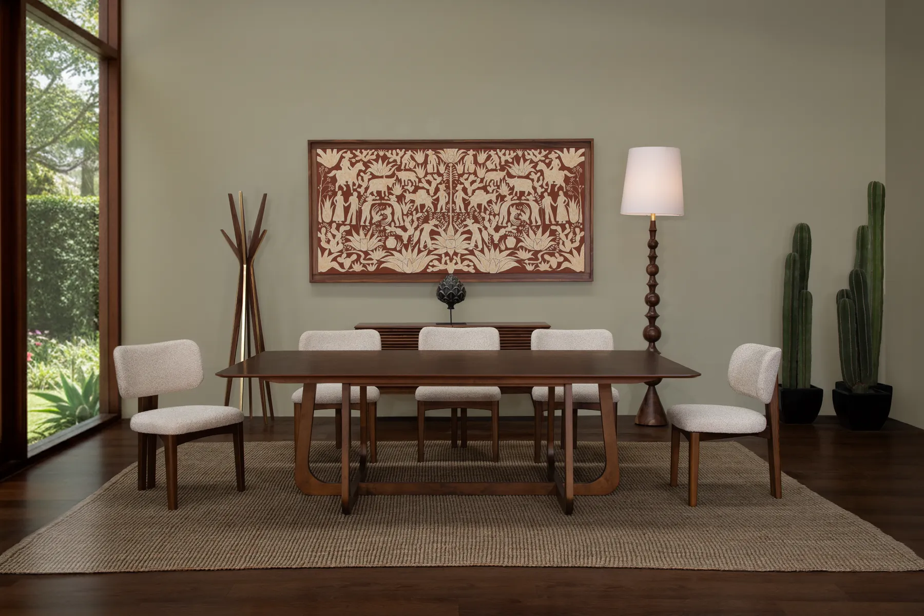 Mesa de Comedor Sevilla de madera en un espacio natural