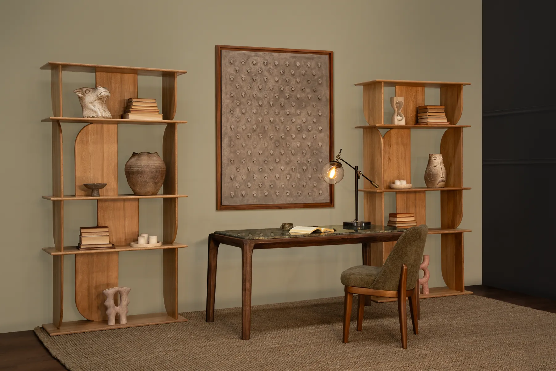 Escritorio Zinni con libreros de madera en ambiente cálido