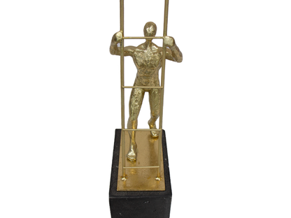 Escultura Hombre En Escalera Acabado Oro
